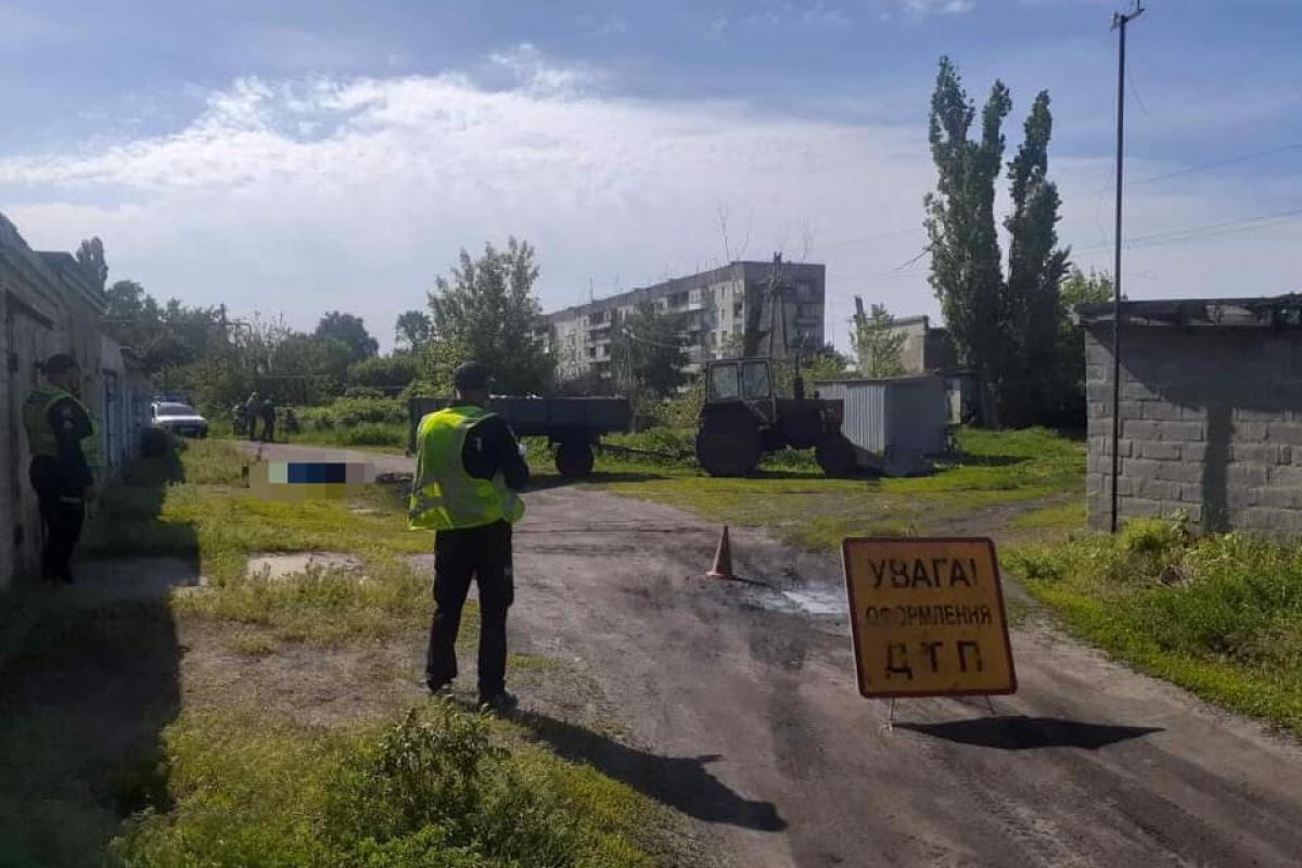 На Луганщині некерований трактор задавив літню жінку На Луганщині некерований трактор задавив літню жінку