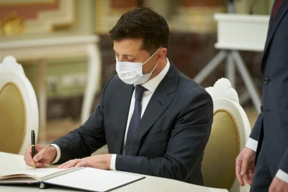 Зеленський підписав закон про заочне засудження осіб, що переховуються за кордоном Зеленський підписав закон про заочне засудження осіб, що переховуються за кордоном
