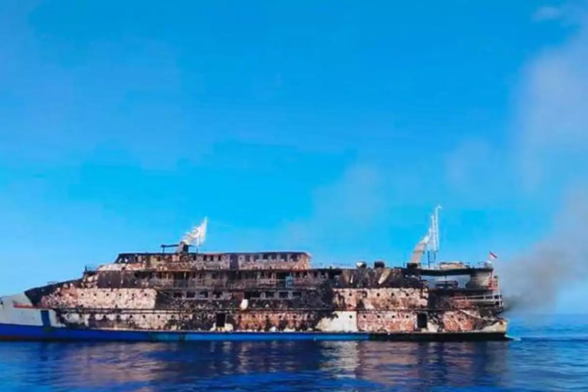 В Индонезии загорелся паром с десятками пассажиров на борту В Индонезии загорелся паром с десятками пассажиров на борту