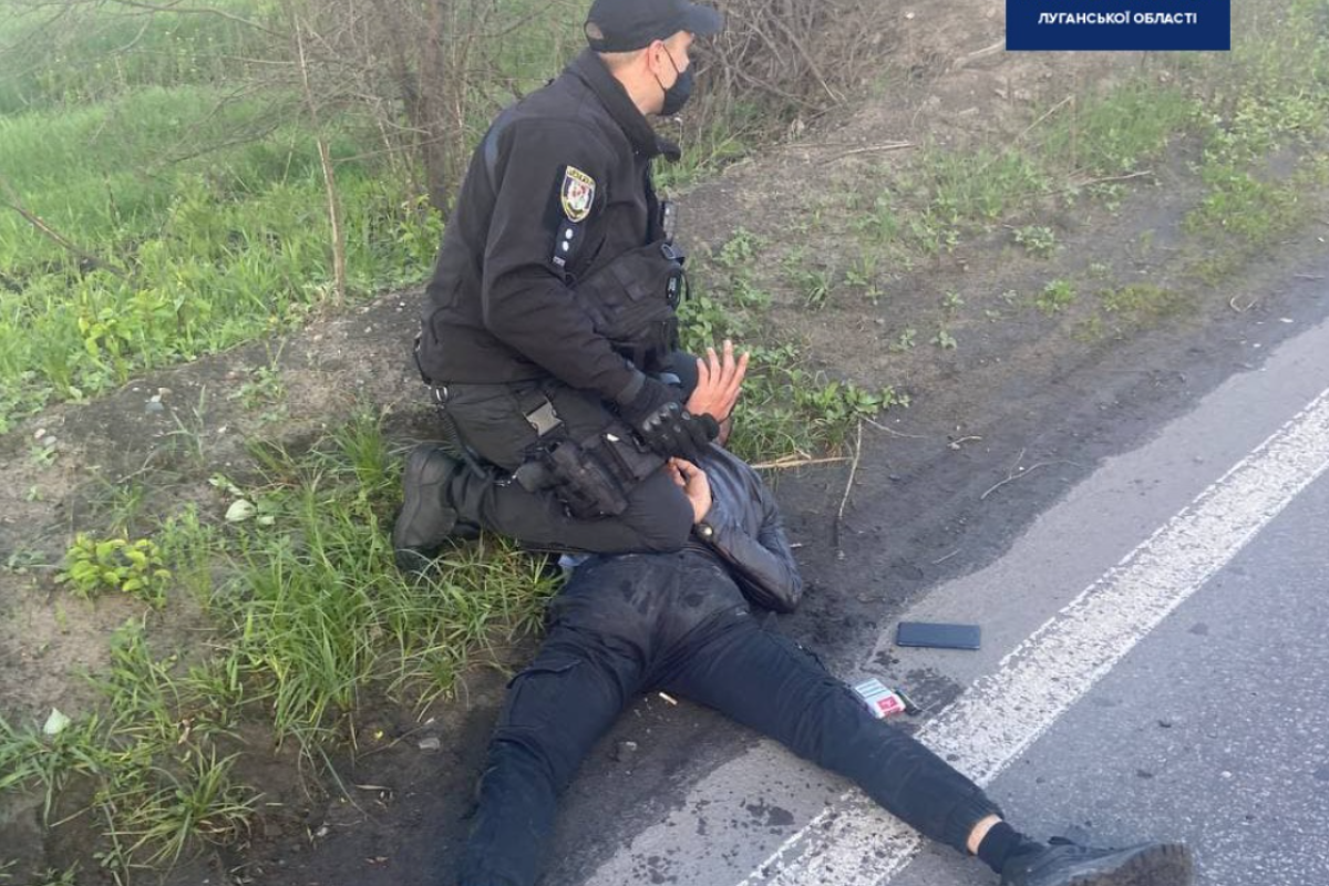 На виїзді з Сєвєродонецька затримали чоловіка, що лякав перехожих пістолетом На виїзді з Сєвєродонецька затримали чоловіка, що лякав перехожих пістолетом
