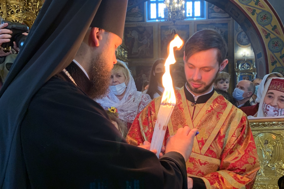 ПЦУ отримала у Михайлівському соборі Благодатний вогонь з Єрусалиму