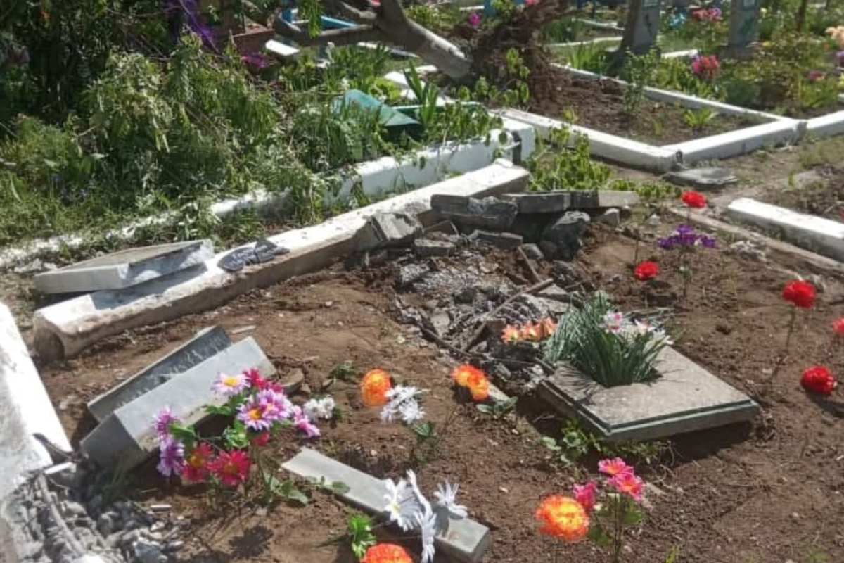 На танку по могилах: бойовики в ОРЛО розгромили кладовище На танку по могилах: бойовики в ОРЛО розгромили кладовище