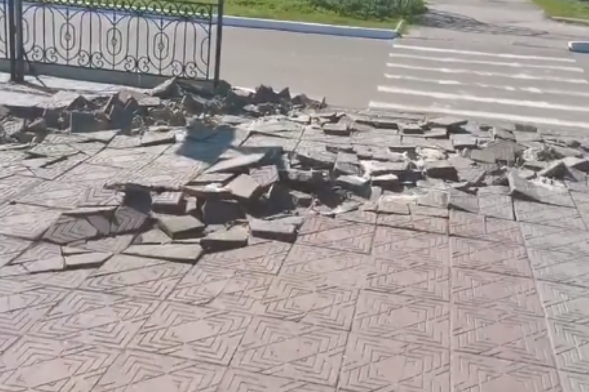 "Ноги Леніна пішли, а проблеми з'явилися": у Лисичанську при демонтажі пам'ятника розбили плитку на площі (відео) "Ноги Леніна пішли, а проблеми з'явилися": у Лисичанську при демонтажі пам'ятника розбили плитку на площі (відео)