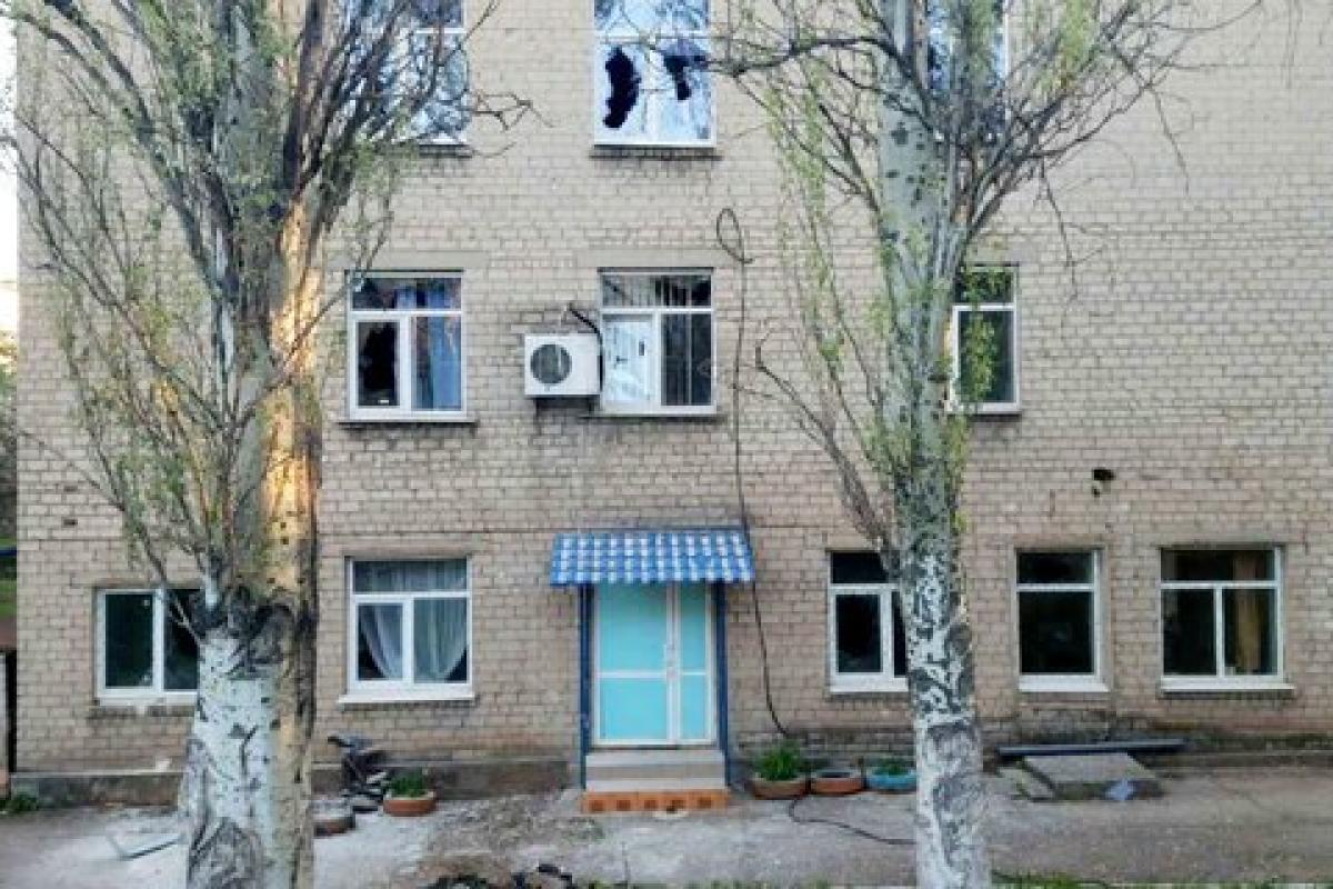 На Донбасі бойовики обстріляли лікарню для пацієнтів з COVID-19 На Донбасі бойовики обстріляли лікарню для пацієнтів з COVID-19