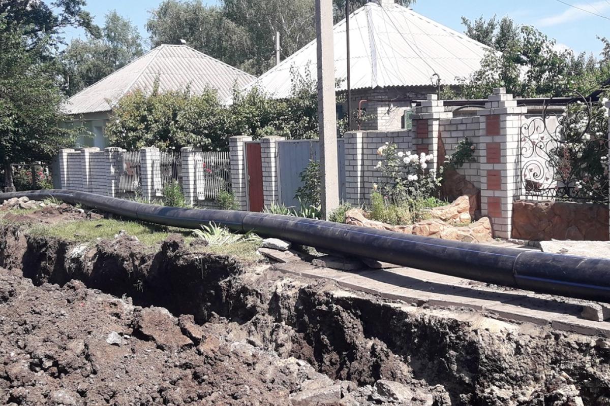 У Лисичанську замінюють трубу магістрального водоводу: робітники зіткнулися з труднощами У Лисичанську замінюють трубу магістрального водоводу: робітники зіткнулися з труднощами