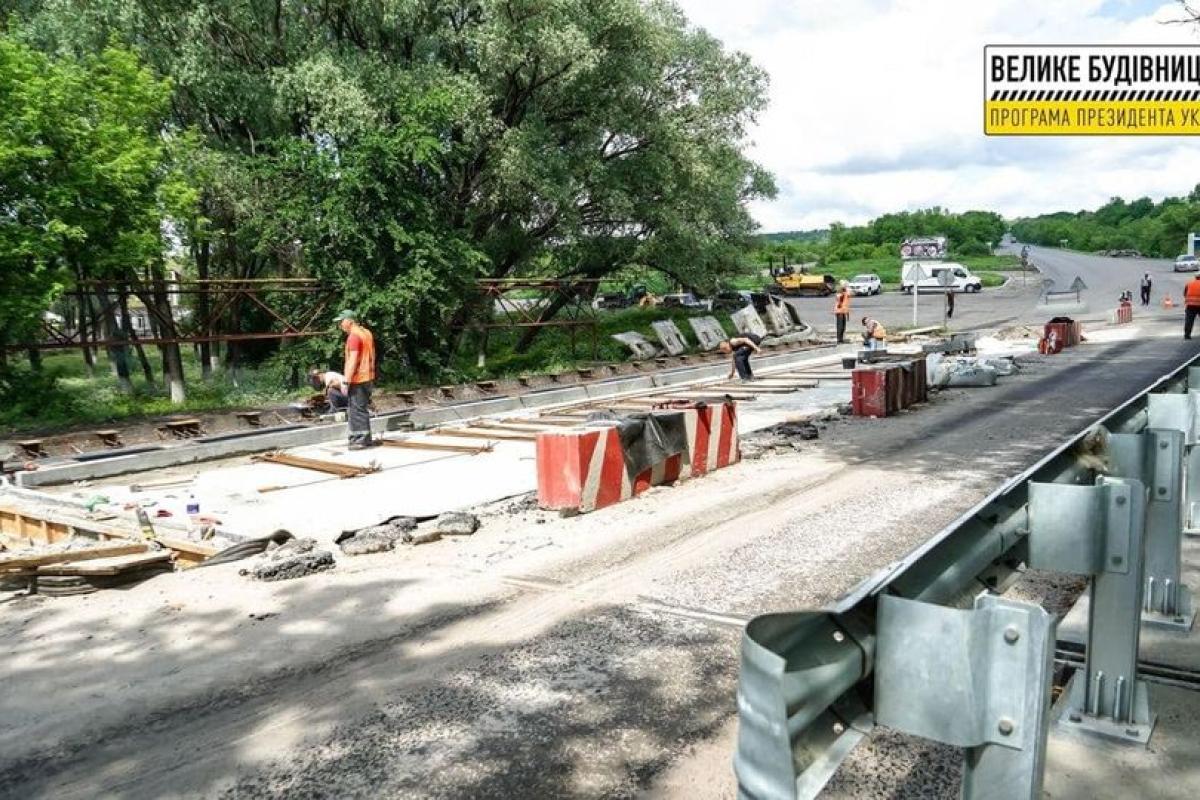 На Луганщині завершується ремонт мосту через річку Біленька у Гірському (фото) На Луганщині завершується ремонт мосту через річку Біленька у Гірському (фото)