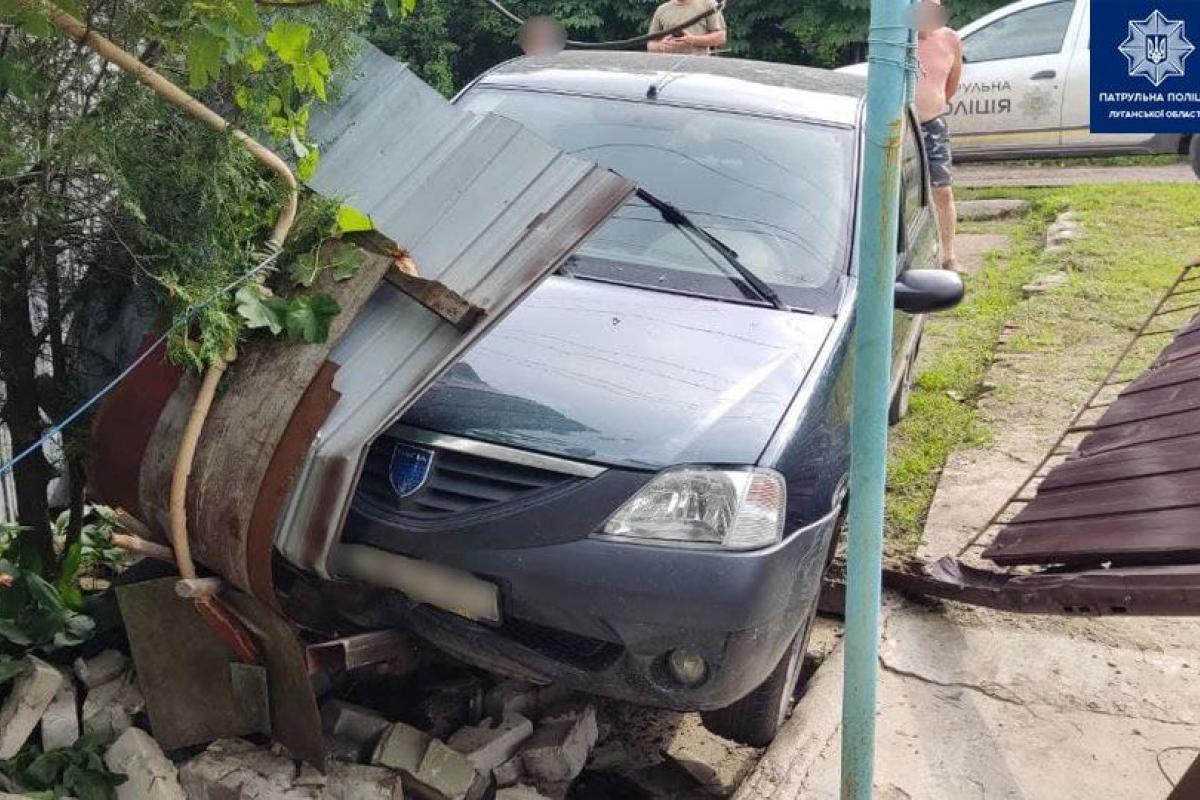 У Лисичанську нетверезий водій врізався в паркан (фото)