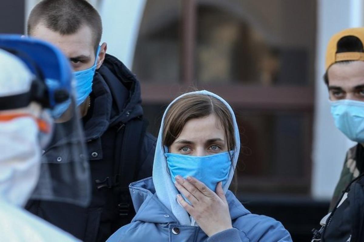 ВОЗ призывает вакцинированных людей носить маски из-за штамма "Дельта"