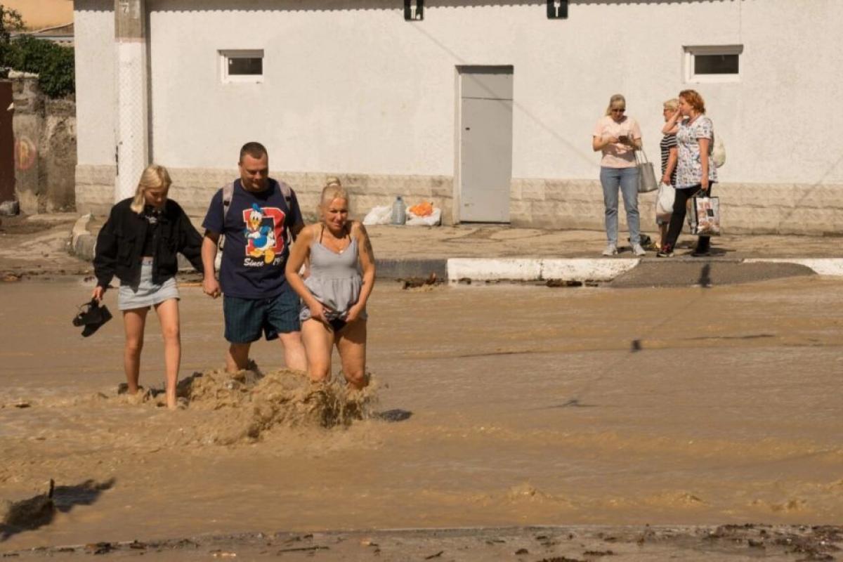 У Ялті кількість постраждалих від потопу зросла до 24: двоє людей зникли безвісти У Ялті кількість постраждалих від потопу зросла до 24: двоє людей зникли безвісти