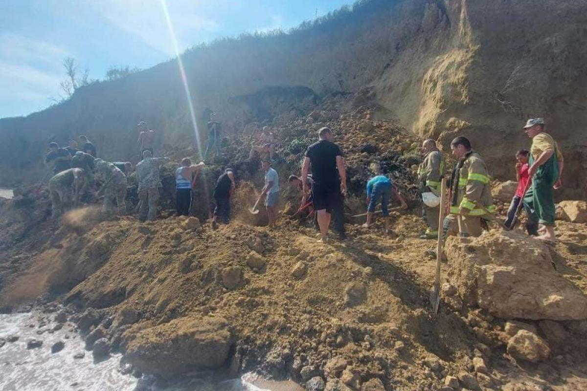 На Одещині стався зсув ґрунту на березі моря: під завалом могли опинитися відпочивальники На Одещині стався зсув ґрунту на березі моря: під завалом могли опинитися відпочивальники