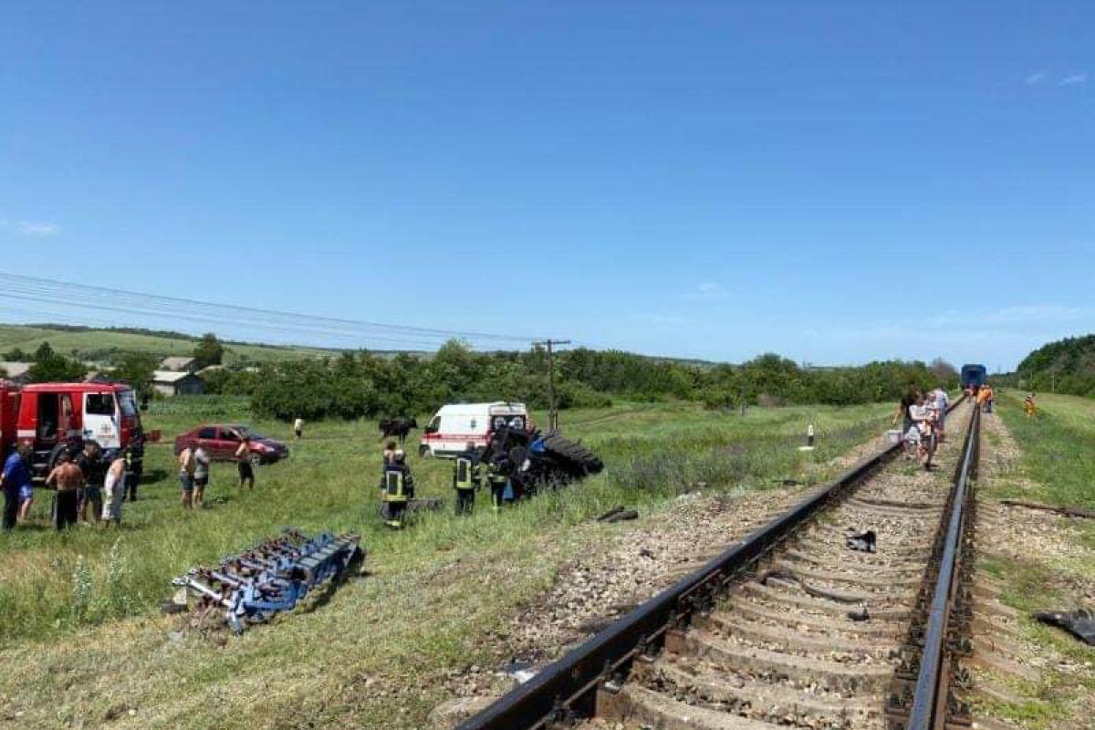 На Луганщині потяг врізався у трактор, є загиблий На Луганщині потяг врізався у трактор, є загиблий