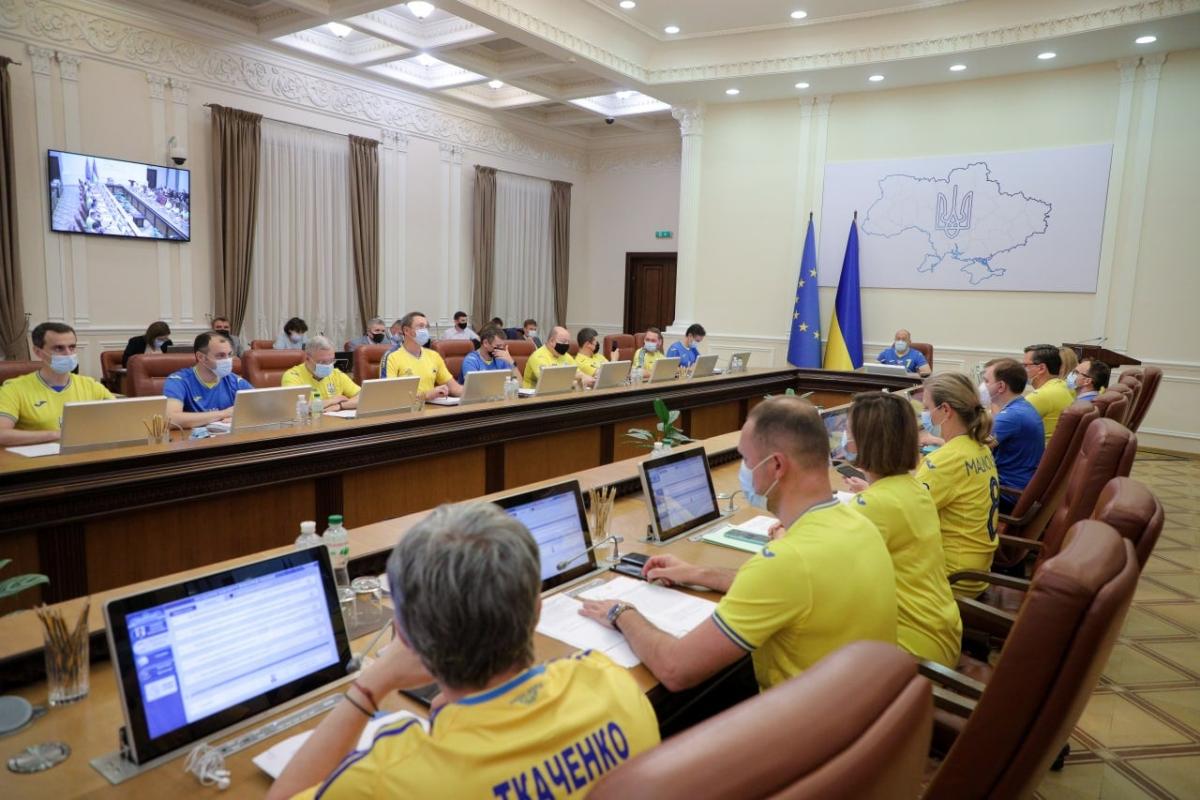 Міністри прийшли на засідання Кабміну в формі збірної України з футболу Міністри прийшли на засідання Кабміну в формі збірної України з футболу