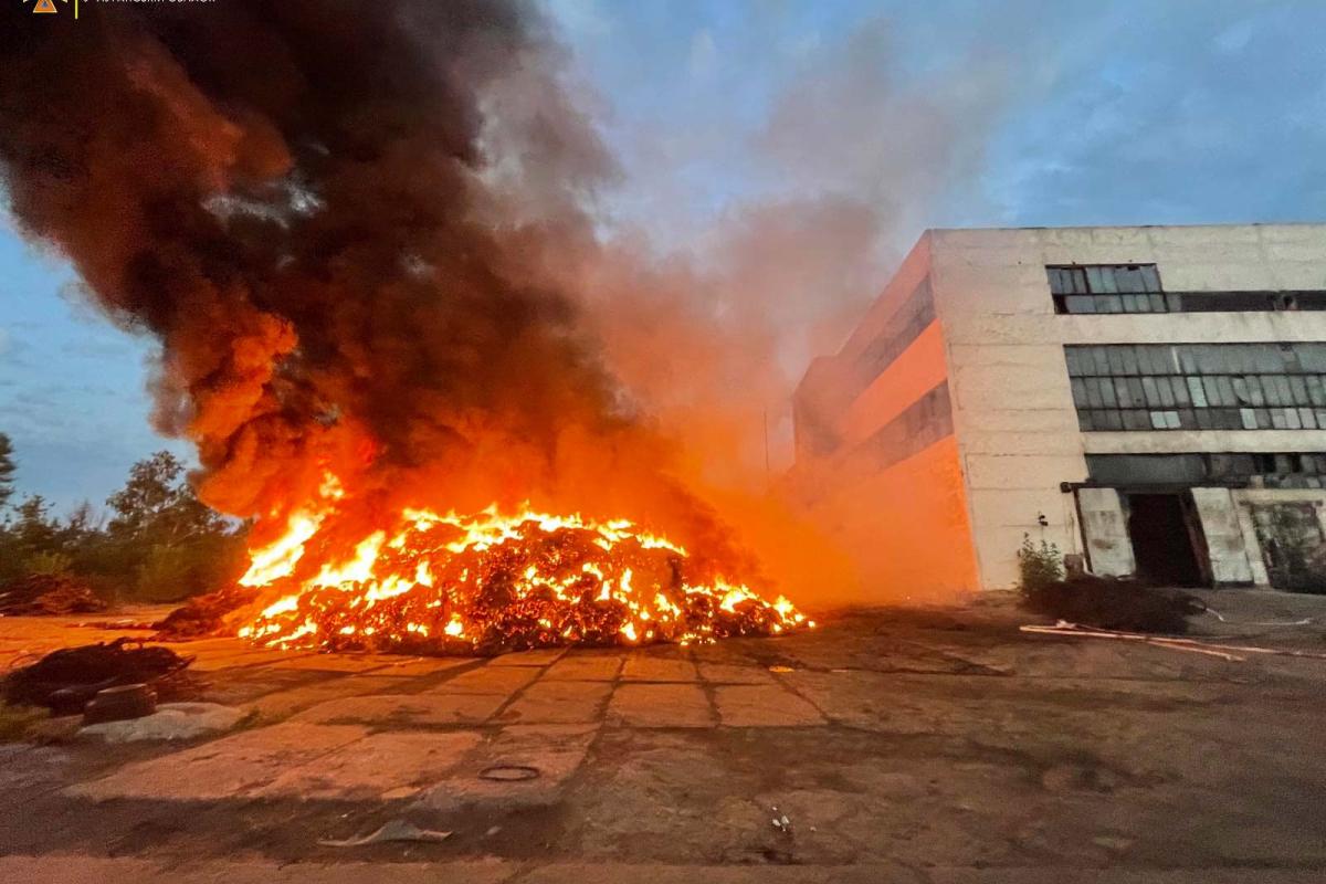 В Лисичанске на территории цеха завода РТИ произошел пожар (фото) В Лисичанске на территории цеха завода РТИ произошел пожар (фото)