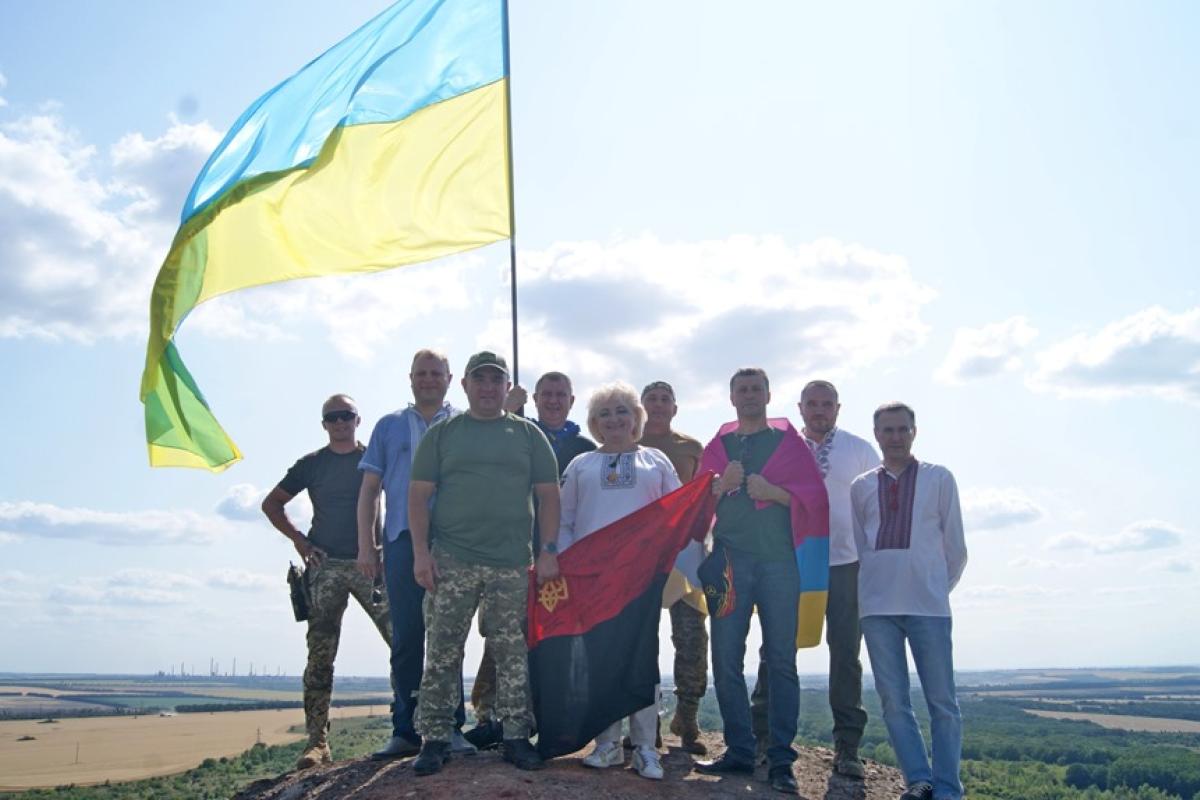 В Лисичанске на терриконе шахты Мельникова установили флаг Украины В Лисичанске на терриконе шахты Мельникова установили флаг Украины