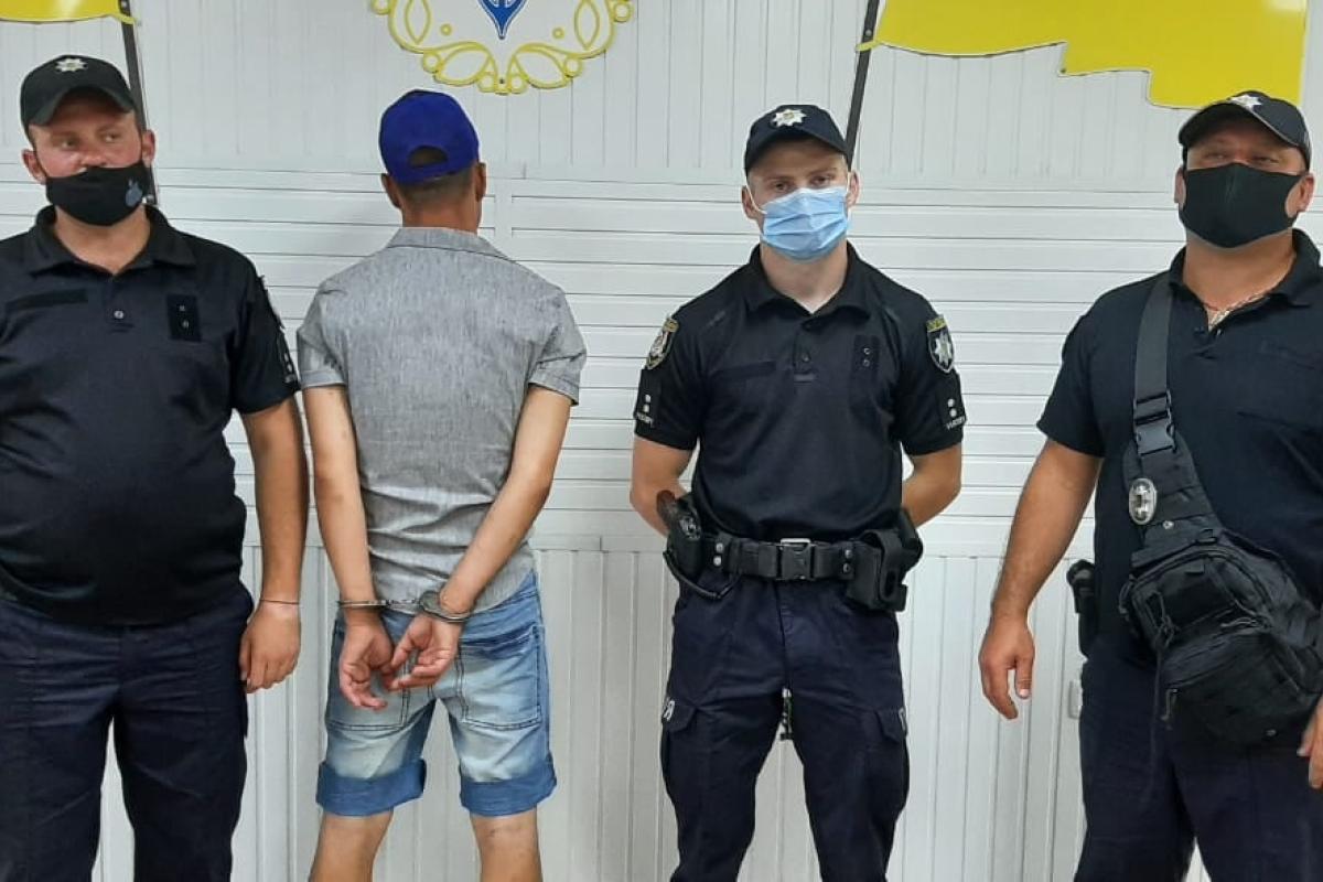 У Сєвєродонецьку затримали "модника", що вкрав одяг з магазину У Сєвєродонецьку затримали "модника", що вкрав одяг з магазину