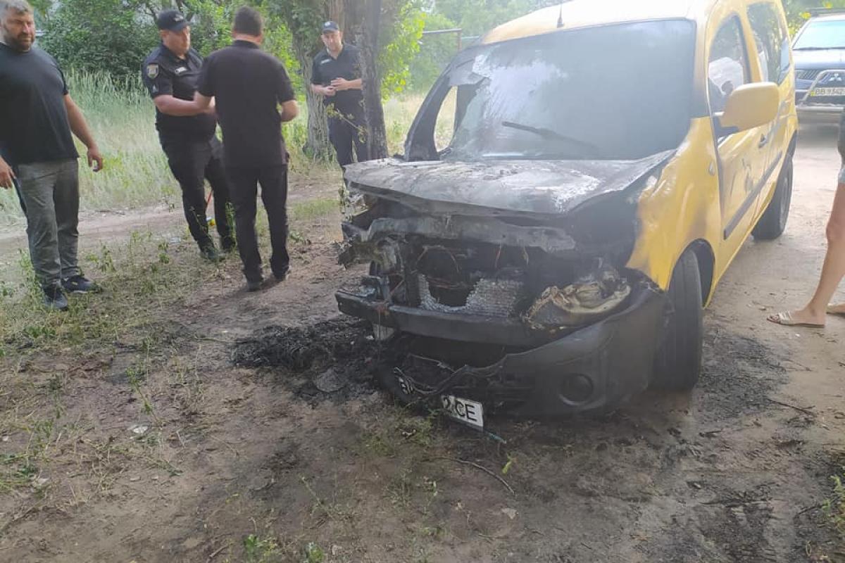 У Рубіжному вночі гасили електромобіль, що загорівся під час зарядки У Рубіжному вночі гасили електромобіль, що загорівся під час зарядки