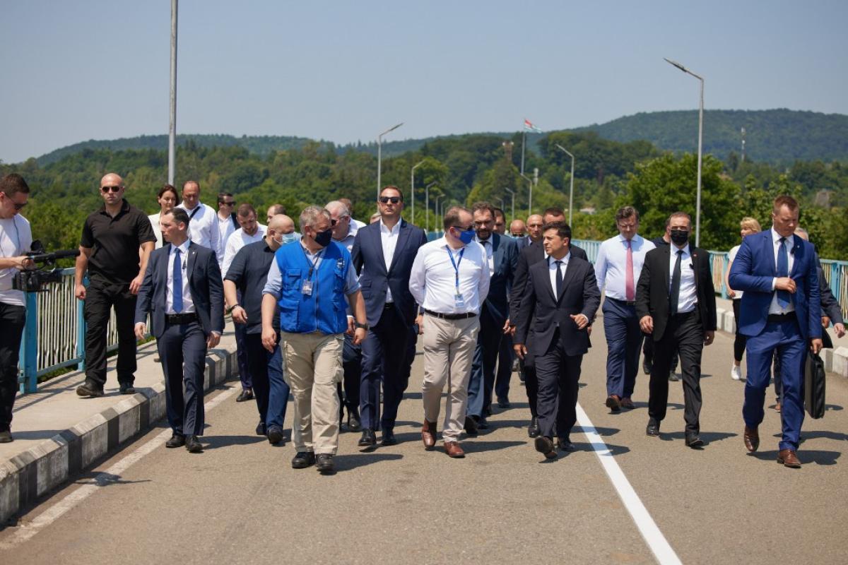 Зеленський під час візиту у Грузію побував на межі з окупованою Абхазією Зеленський під час візиту у Грузію побував на межі з окупованою Абхазією