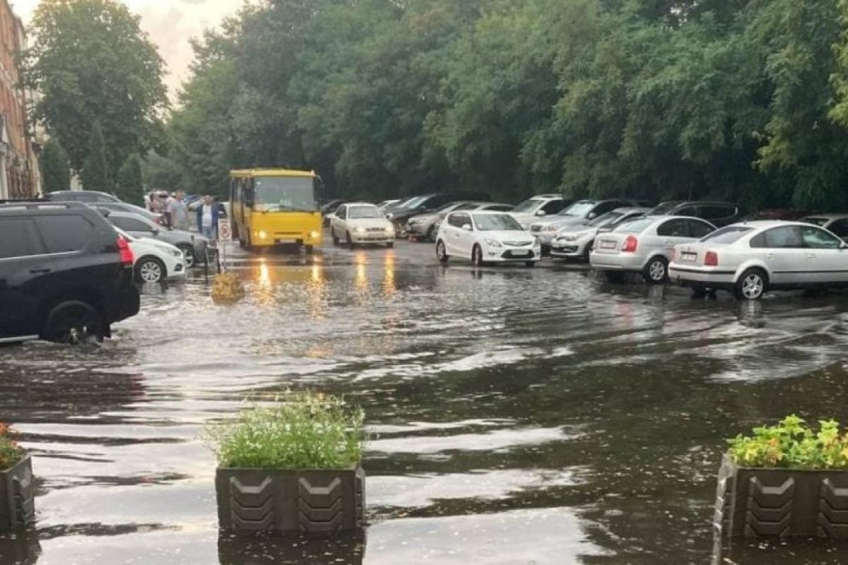 Нам погода нестрашна, або Як розважаються кияни після дощу (відео) Нам погода нестрашна, або Як розважаються кияни після дощу (відео)