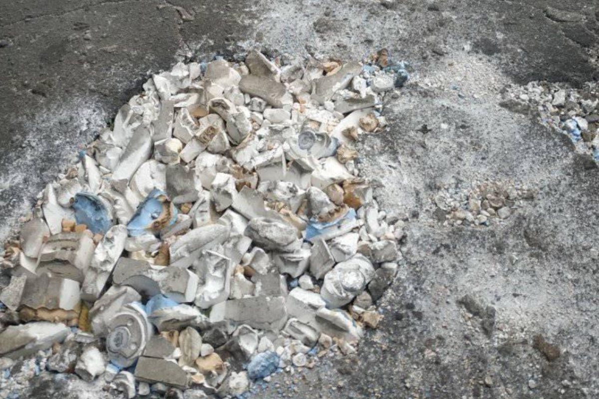 "Стоматологи взялися за ямковий ремонт": у Сєвєродонецьку оригінально "залатали" дорогу "Стоматологи взялися за ямковий ремонт": у Сєвєродонецьку оригінально "залатали" дорогу