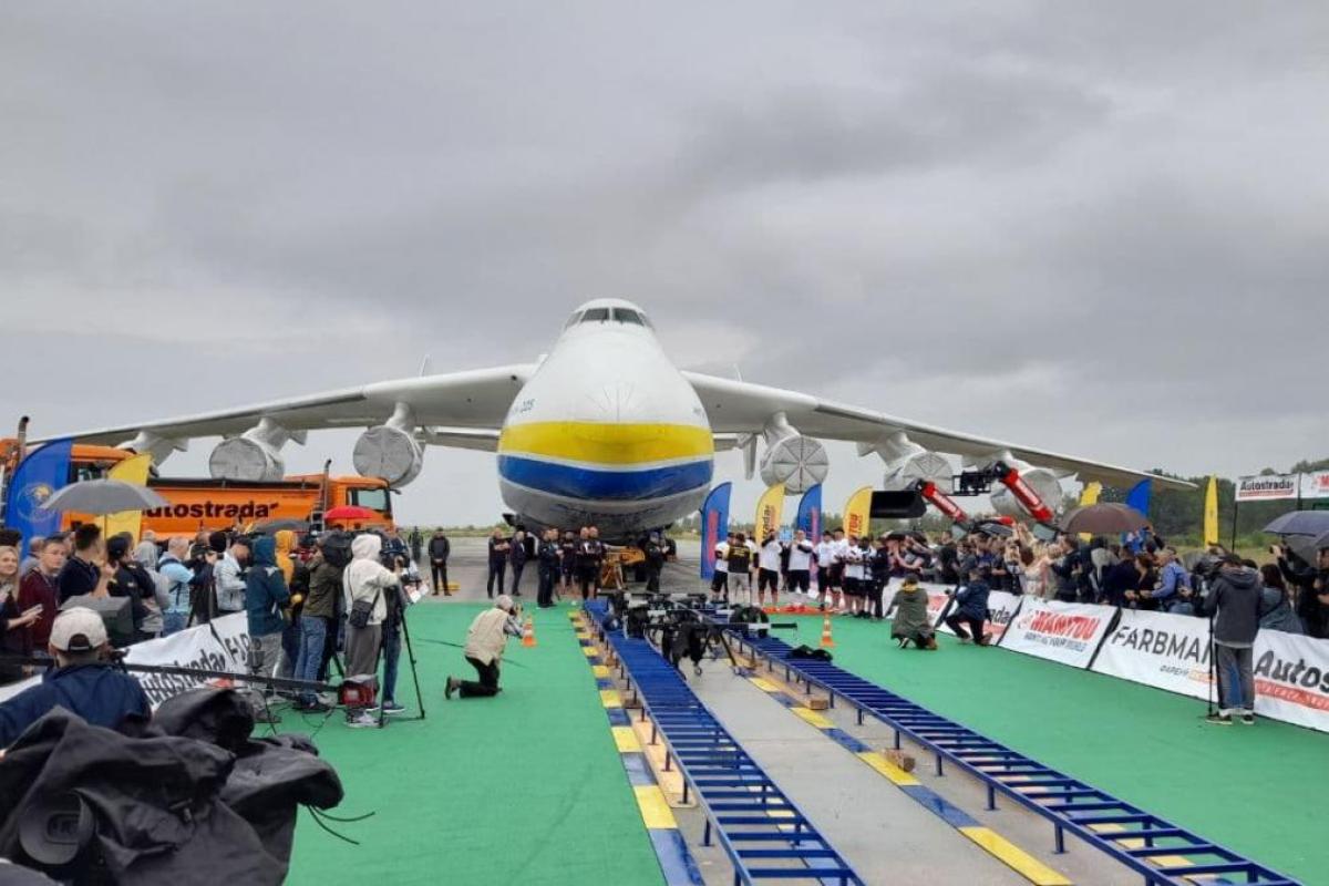Украинские стронгмены установили рекорд: перетянули "Мрию" на 4 метра 30 сантиметров (видео) Украинские стронгмены установили рекорд: перетянули "Мрию" на 4 метра 30 сантиметров (видео)