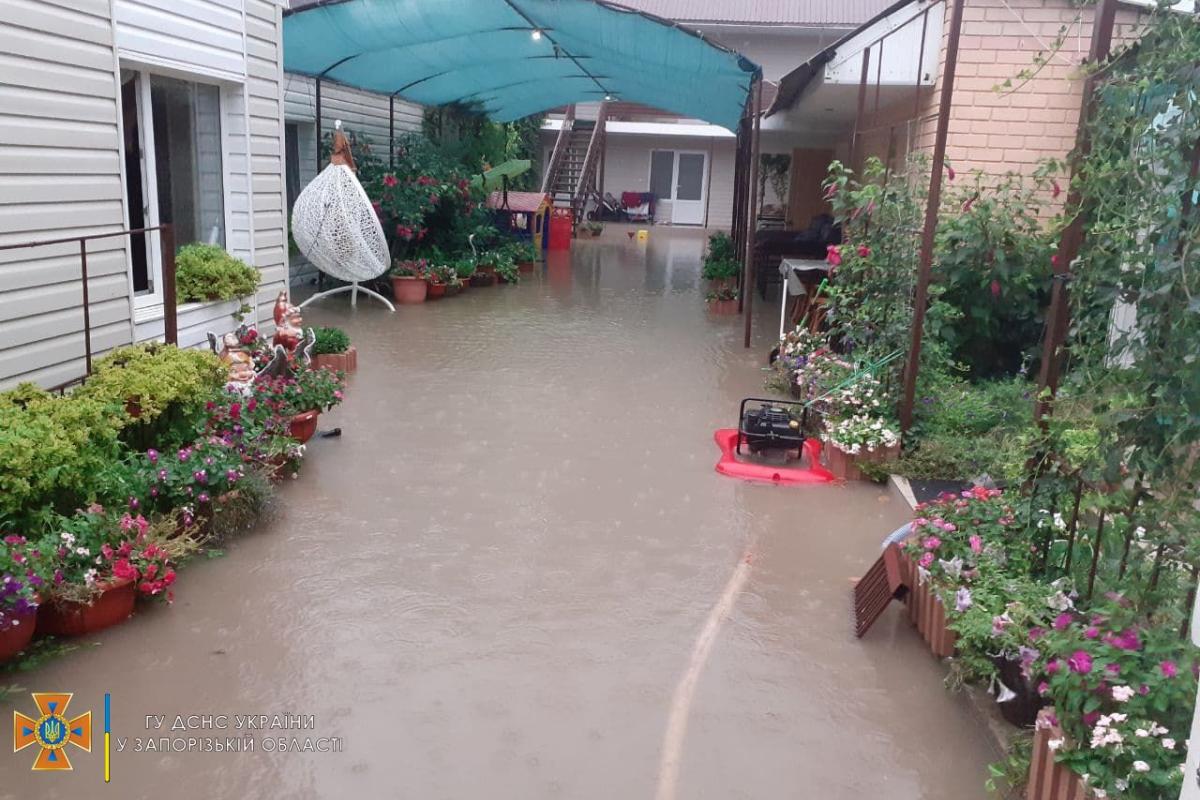 Курортная Кирилловка ушла под воду: базы отдыха поплыли, отдыхающие бросились бежать Курортная Кирилловка ушла под воду: базы отдыха поплыли, отдыхающие бросились бежать