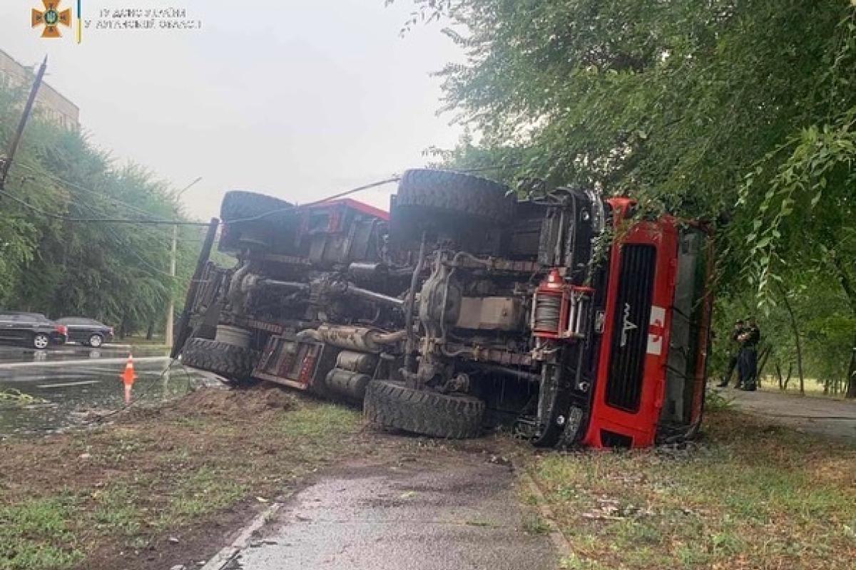 ДТП в Северодонецке: пожарный автомобиль снес электроопору и перевернулся ДТП в Северодонецке: пожарный автомобиль снес электроопору и перевернулся
