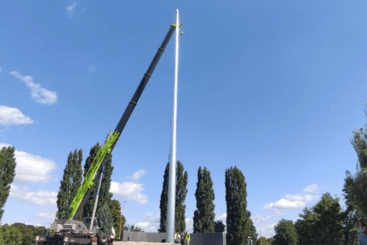 В Ужгороді накренився флагшток, встановлений до Дня Незалежності