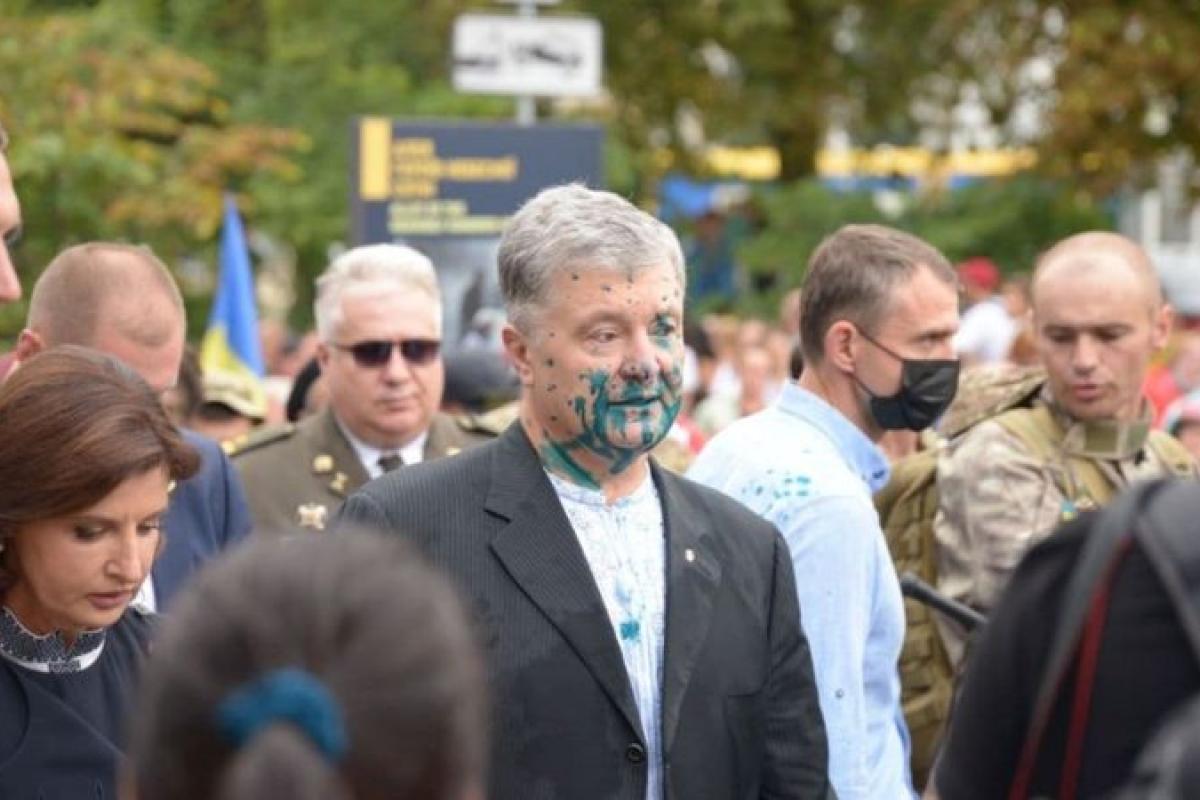 Мужчине, который облил Порошенко зеленкой, грозит до 5 лет ограничения свободы, - полиция Мужчине, который облил Порошенко зеленкой, грозит до 5 лет ограничения свободы, - полиция