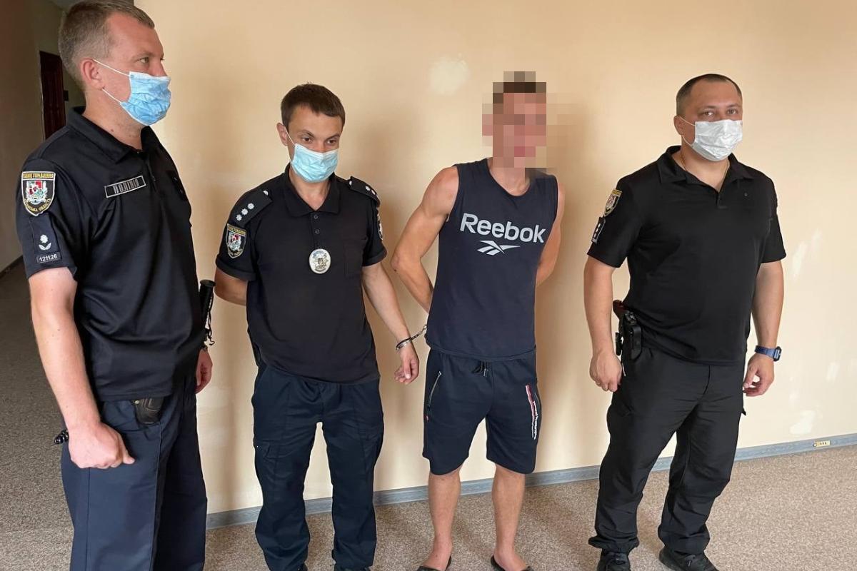 В Северодонецке задержали мужчину за нападение на полицейского В Северодонецке задержали мужчину за нападение на полицейского