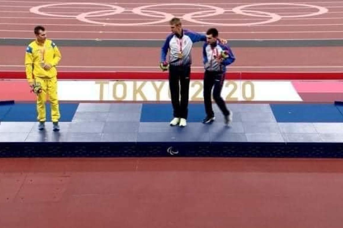 Український призер Паралімпіади відмовився фотографуватися з росіянами Український призер Паралімпіади відмовився фотографуватися з росіянами