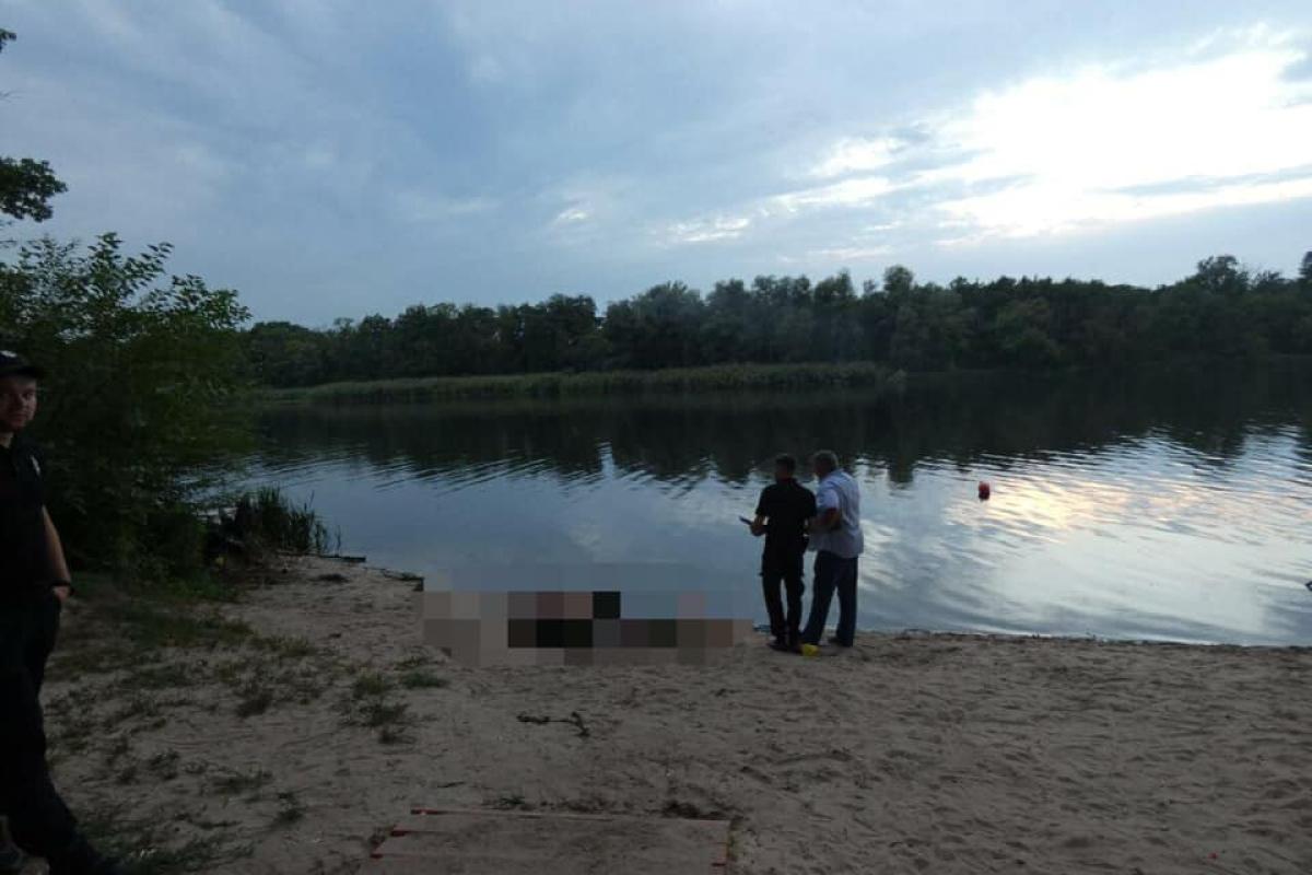 В Рубежном на пляже утонули двое мужчин В Рубежном на пляже утонули двое мужчин