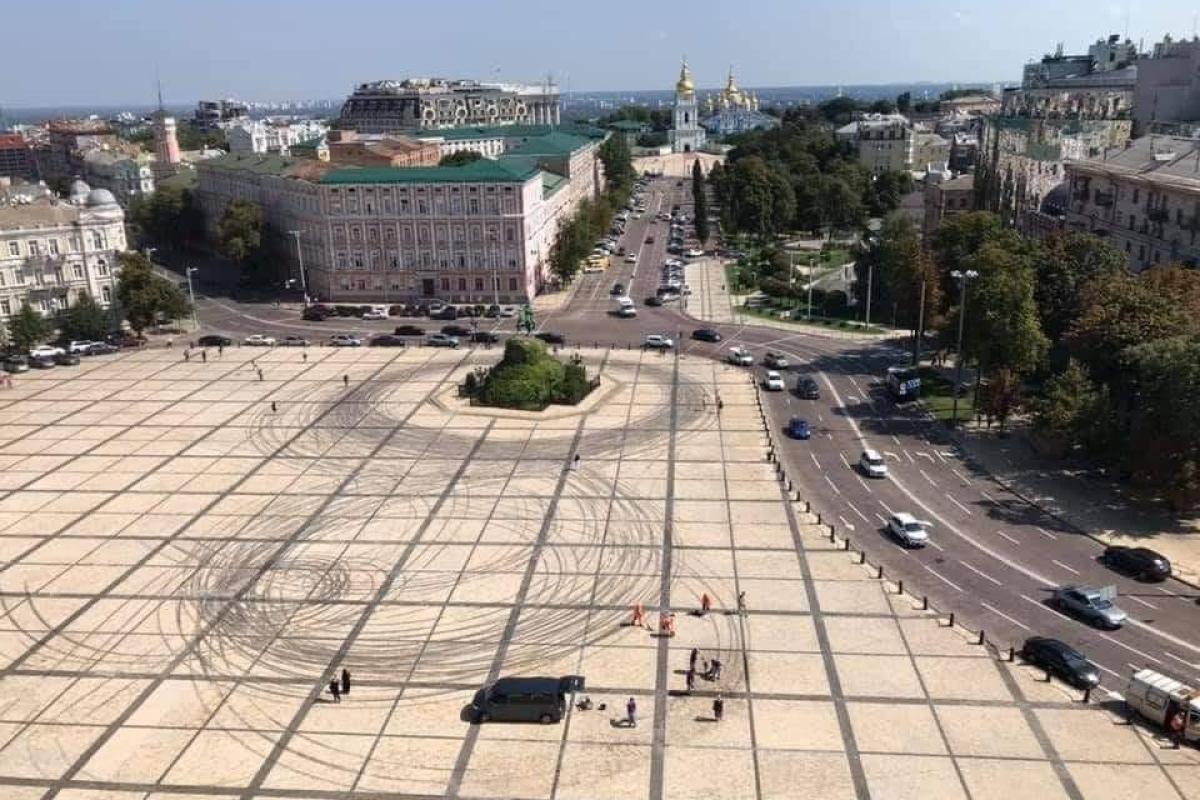 У Києві заради зйомок реклами влаштували дрифт і понівечили Софійську площу: поліція відкрила провадження У Києві заради зйомок реклами влаштували дрифт і понівечили Софійську площу: поліція відкрила провадження