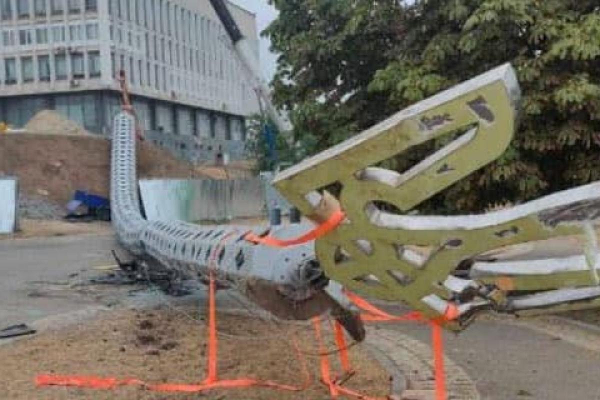 В Херсоне самый высокий в области флагшток упал и раздавил Lexus