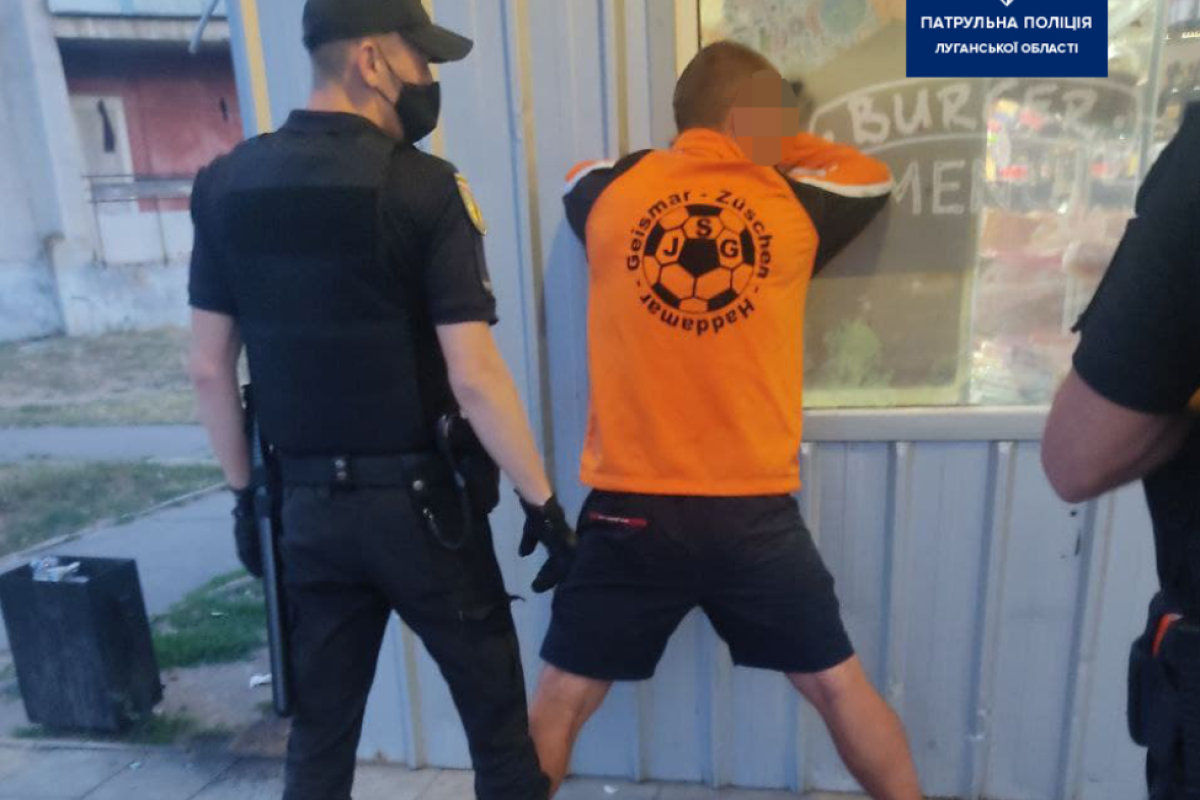 Бігав по дорозі голий та справляв природні потреби: у Рубіжному затримали неадекватного громадянина Бігав по дорозі голий та справляв природні потреби: у Рубіжному затримали неадекватного громадянина