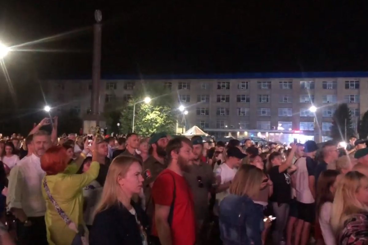 В Северодонецке установили рекорд - самое массовое исполнение песни "Червона рута" В Северодонецке установили рекорд - самое массовое исполнение песни "Червона рута"