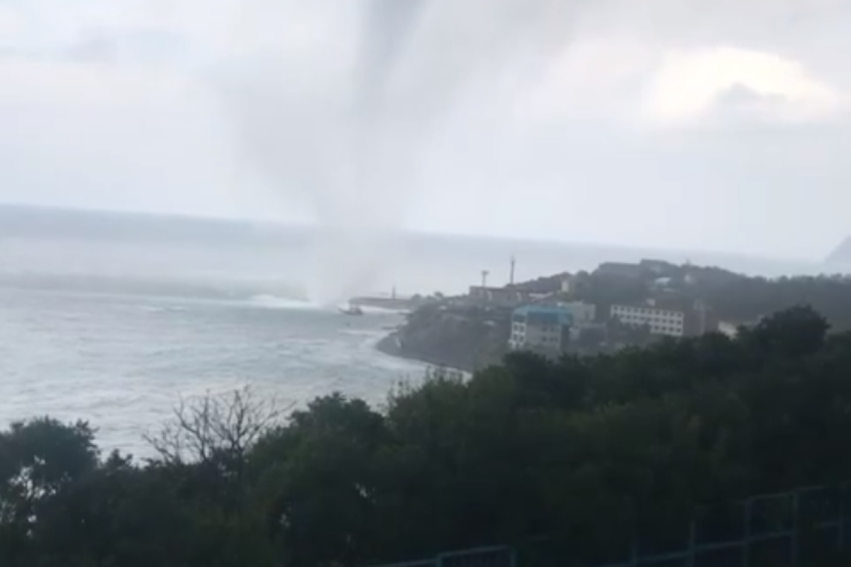 У Росії потужний смерч вийшов з моря і розгромив пляж: відео