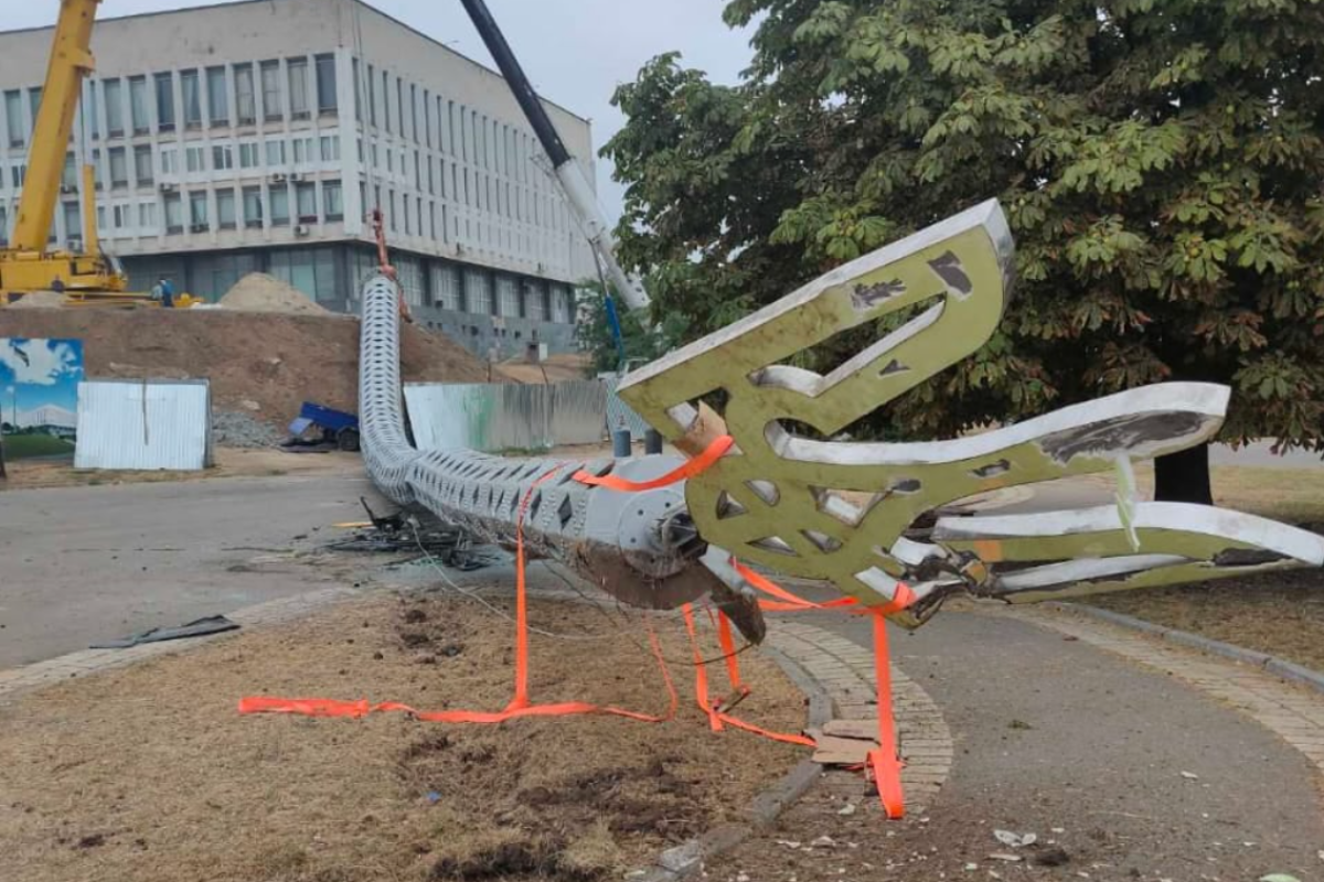 Падение флагштока в Херсоне: полиция открыла производство по двум статьям Падение флагштока в Херсоне: полиция открыла производство по двум статьям