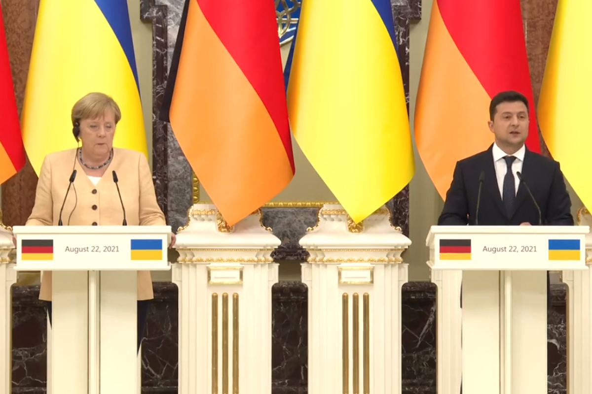 "Северный поток-2": Меркель выступает за продолжение транзита газа через Украину после 2024 года