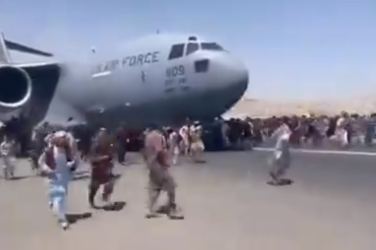 Хаос в аэропорту Кабула: люди цепляются за самолеты в надежде покинуть Афганистан, есть погибшие Хаос в аэропорту Кабула: люди цепляются за самолеты в надежде покинуть Афганистан, есть погибшие