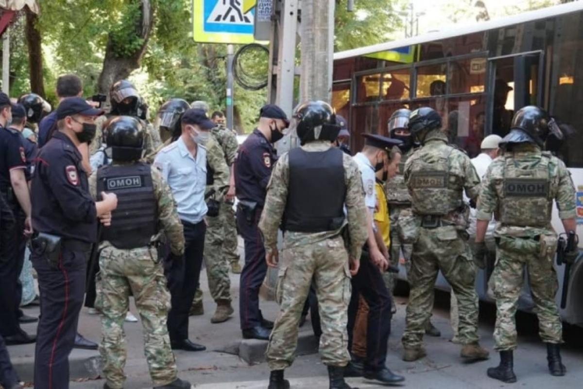 В оккупированном Крыму у здания ФСБ РФ задержали более 50 человек (фото, видео)