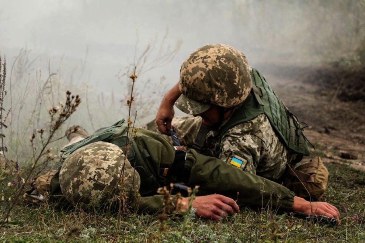 У зоні ООС загинули двоє українських військових, десять захисників поранені У зоні ООС загинули двоє українських військових, десять захисників поранені