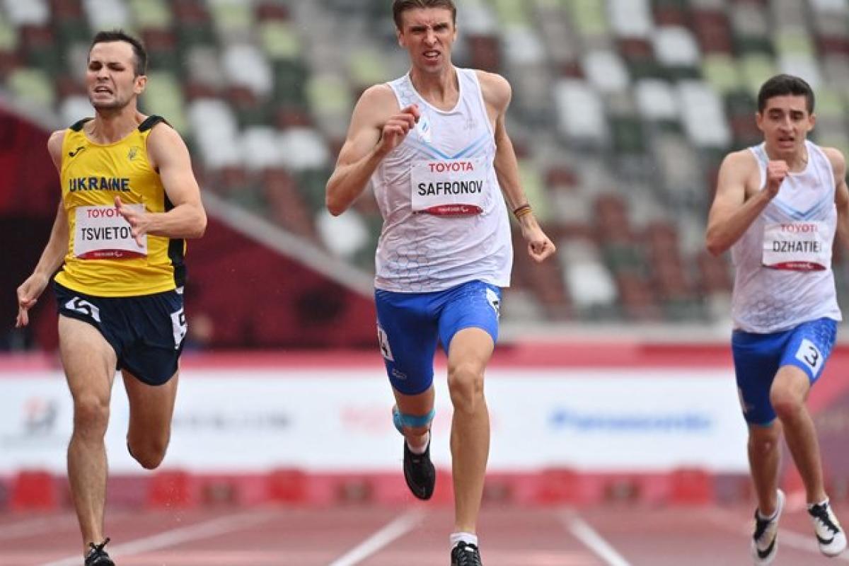 Український паралімпієць Цвєтов знову опинився на одному п'єдесталі з росіянами і не став з ними фотографуватися Український паралімпієць Цвєтов знову опинився на одному п'єдесталі з росіянами і не став з ними фотографуватися