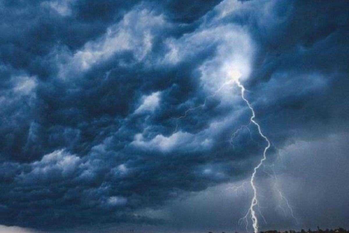 Одягайтеся тепліше: Україну накриють грози, шквали і похолодання