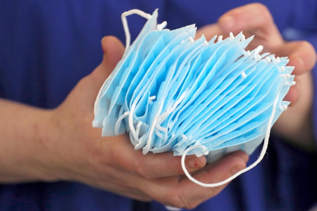 Врач рассказал, из какого материала лучше выбрать защитную маску