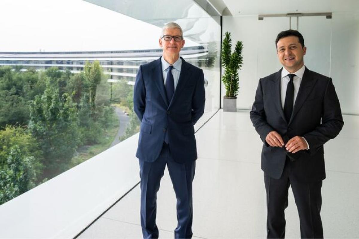 Зеленський у США зустрівся з главою Apple Зеленський у США зустрівся з главою Apple