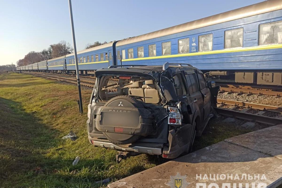 Потяг Лисичанськ-Ужгород протаранив автомобіль Потяг Лисичанськ-Ужгород протаранив автомобіль