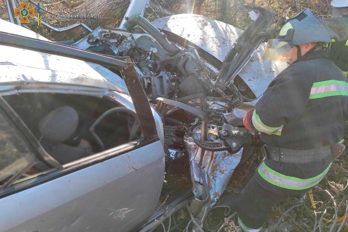 На Луганщині сталася смертельна ДТП на трасі: загиблого вирізали з понівеченого авто На Луганщині сталася смертельна ДТП на трасі: загиблого вирізали з понівеченого авто