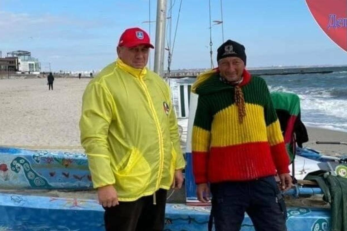 К побережью Одессы вынесло сломанный катамаран с мужчиной, который неделю плавал в море К побережью Одессы вынесло сломанный катамаран с мужчиной, который неделю плавал в море