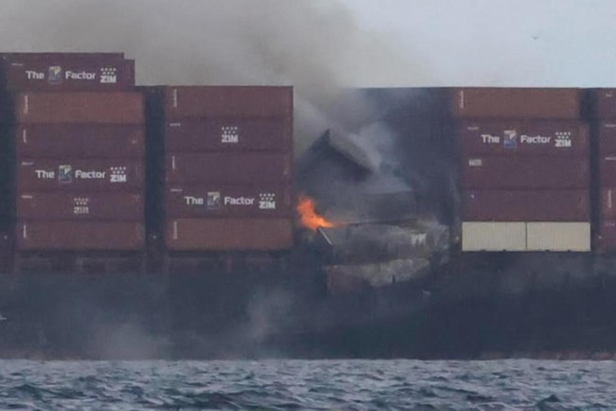 У берегов Канады на судне с химикатами произошел пожар У берегов Канады на судне с химикатами произошел пожар