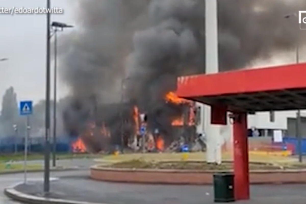 В Італії літак впав на будівлю: всі, хто знаходився на борту, загинули В Італії літак впав на будівлю: всі, хто знаходився на борту, загинули